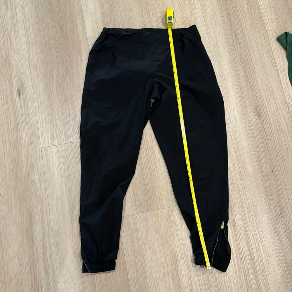 Albion Jetsetters crop pant in black. Medium. Good condition.